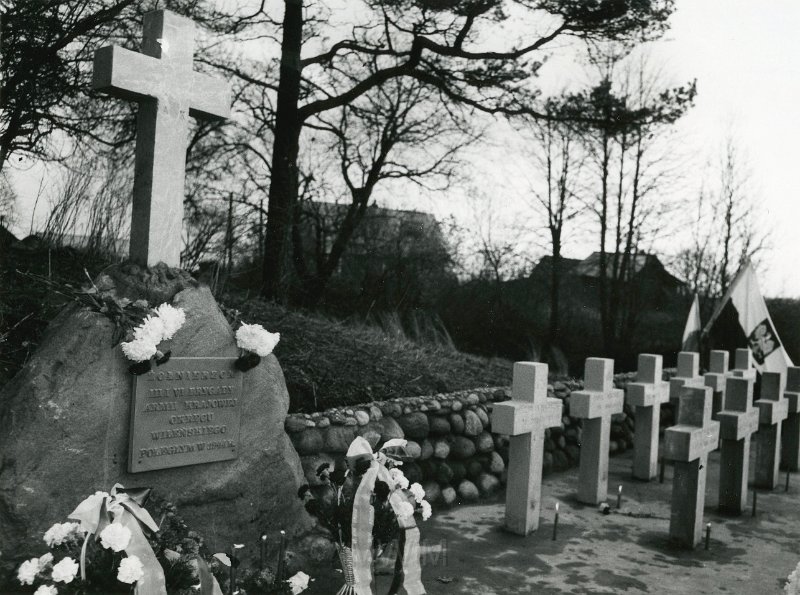KKE 4845.jpg - Fot. Cmentarz III i VI Brygady AK z 8 I 1944 roku, Mikuliszki, lata 80-te XX wieku.